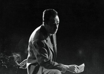 1959 - Albert Camus Directs His Play 'Les Possedes'. Les répétitions au théâtre Antoine de la pièce 'Les possédés' d'Albert Camus, mise en scène par l'auteur : attitude d'Albert CAMUS sur la scène du théâtre, un pied sur une chaise et une cigarette à la main, sous la lumière des projecteurs. (Photo by Jack Garofalo/Paris Match/Getty Images)