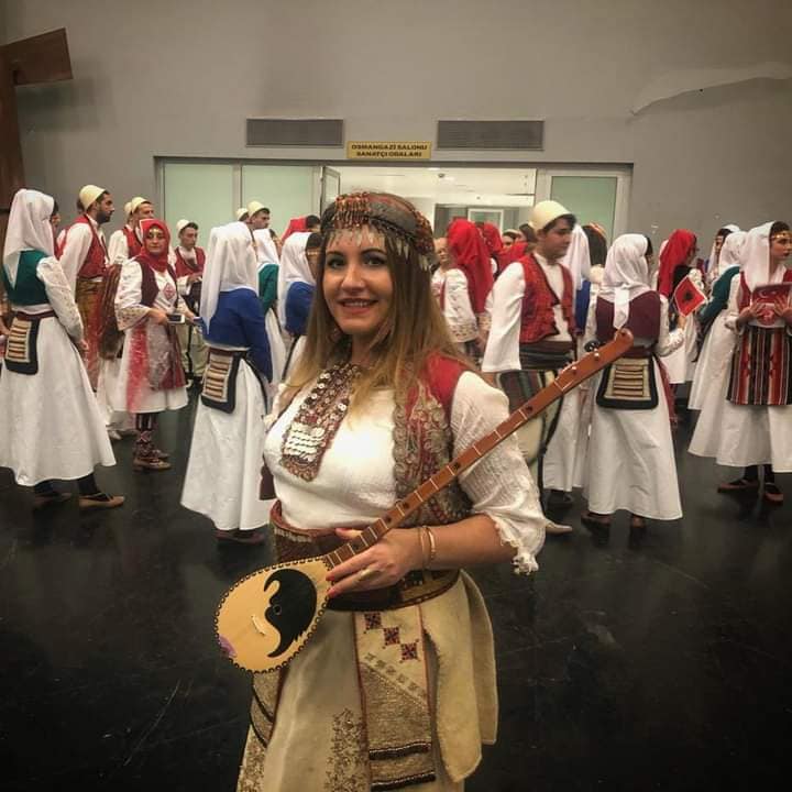 Hava Bekteshi është femra shqiptare e suksesshme, e cila jeton në Hamburg të Gjermanisë, ku përtej profesionit të saj si ekonomiste, ajo tashmë është bërë e njohur për publikun gjerman dhe shqiptar edhe përmes instrumentit të saj - çiftelisë.