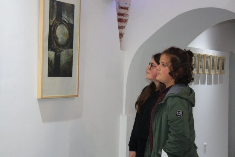 Në Tetovë hapet ekspozita “Shtigjet e qytetit tim”