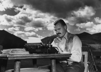 7th October 1939:  EXCLUSIVE American writer Ernest Hemingway (1899 - 1961) works at his typewriter while sitting outdoors, Idaho. Hemingway disapproved of this photograph saying, 'I don't work like this.'  (Photo by Lloyd Arnold/Hulton Archive/Getty Images)