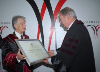 Qershor 2012 | Rektori i UT-së Prof. Dr. Agron Reka gjatë dorëzimit të titullit Doktor Nderi i Shkencave – laureatit Prof. Dr. Ferid Murad.