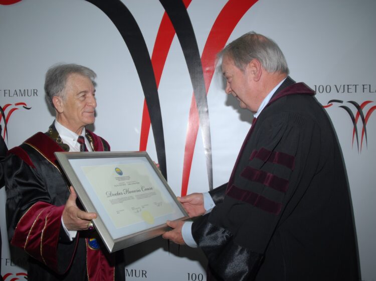 Qershor 2012 | Rektori i UT-së Prof. Dr. Agron Reka gjatë dorëzimit të titullit Doktor Nderi i Shkencave – laureatit Prof. Dr. Ferid Murad.