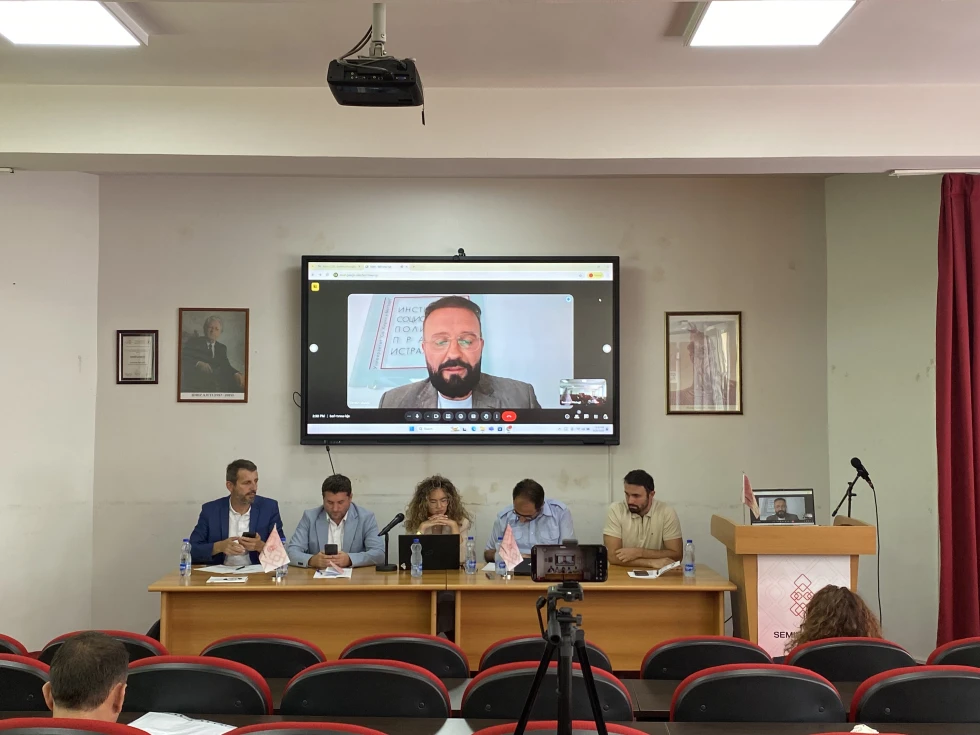 Ndikimi dhe potenciali i inteligjencës artificiale në fushën e gazetarisë dhe medias, me fokus në aspektet etike dhe normative, si dhe përfitimet praktike e transformimet strukturore që sjell ajo, ka qenë tematika e tryezës së diskutimeve pasditen e së martës. Folës në panelin e diskutimeve kanë qenë: Gëzim Qerimi, Muhamet Jahiri, Alban Zeneli, Dren Gërguri, Driton Maliqi e Blerta Dibrani, të gjithë profesorë të gazetarisë.