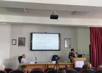 Giuseppina Turano është autore e monografive dhe artikujve që hetojnë strukturat morfosintaksore të dialekteve të shqipes, me theks të veçantë të folmet arbëreshe. Ajo studion edhe aspektet e dygjuhësisë në zonën italo-shqiptare, si dhe ndikimin e kontaktit me italishten në strukturat sintaksore të varieteteve arbëreshe. Në Seminarin e Albanologjisë është pjesëmarrëse e rregullt, duke nxjerrë çdoherë njohuri të thella në dritën e studimeve gjuhësore.