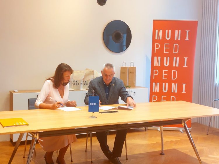 Ky memorandum mbështetet në përvojën pozitive të pjesëmarrjes së përbashkët të dy universiteteve në projektet Erasmus+ dhe Visegrad+, duke hapur mundësi të reja për dialog akademik dhe duke kontribuar në qëndrueshmërinë e iniciativave të përbashkëta arsimore dhe shkencore.