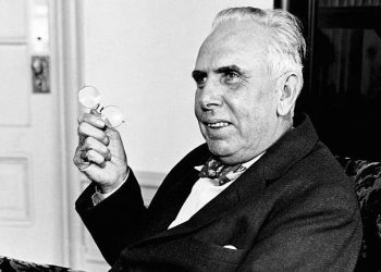 Teodor Drajzer u lind më 27 gusht të vitit 1871, në Terre Haute, në Indiana të SHBA-ve dhe u nda nga jeta më 28 dhjetor të vitit 1945.