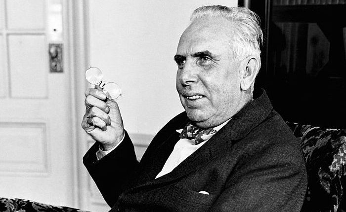 Teodor Drajzer u lind më 27 gusht të vitit 1871, në Terre Haute, në Indiana të SHBA-ve dhe u nda nga jeta më 28 dhjetor të vitit 1945.