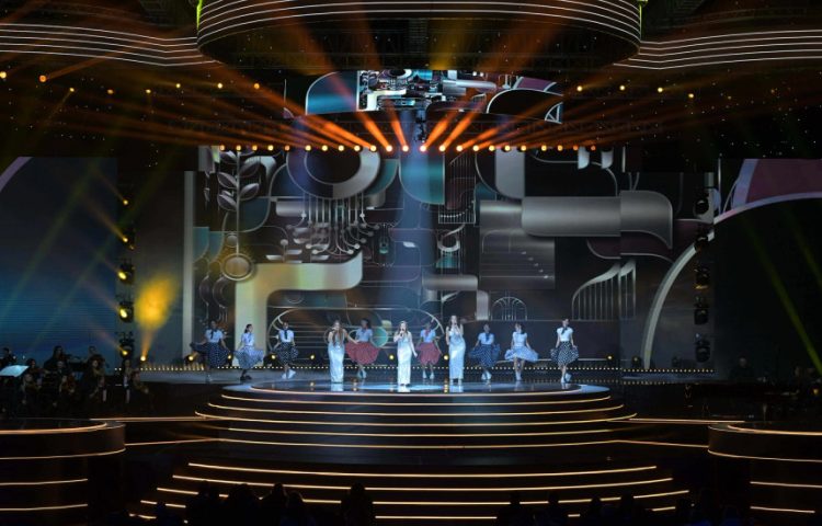 Nata e parë e Festivalit të Këngës në RTK, të enjten mbrëma, ka ardhur si një mozaik zërash e tingujsh që kanë gërshetuar traditën dhe rrymën moderne. Foto: Arben Llapashtica