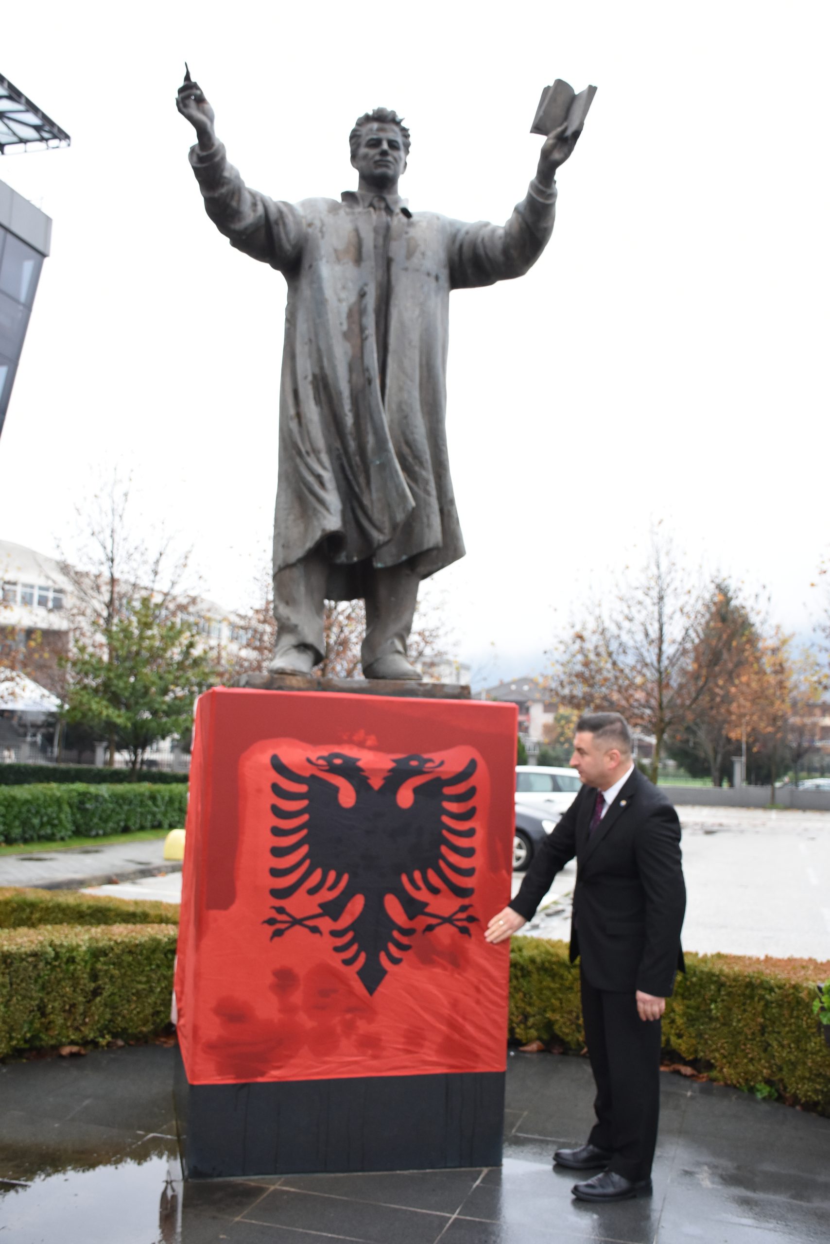 Rektori Prof. Dr. Jusuf Zejneli: 28 Nëntori është dita e realizimit të një ëndrre shumë shekullore, realizim i projektit të madh politik, kulturor dhe shpirtëror