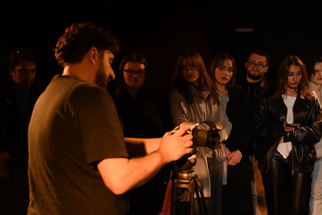 Fakulteti i Arteve i UT-së e organizoi punëtorinë me temë “Një dritë – shumë dritëshkrime” me fotografin e njohur Rromir Imami